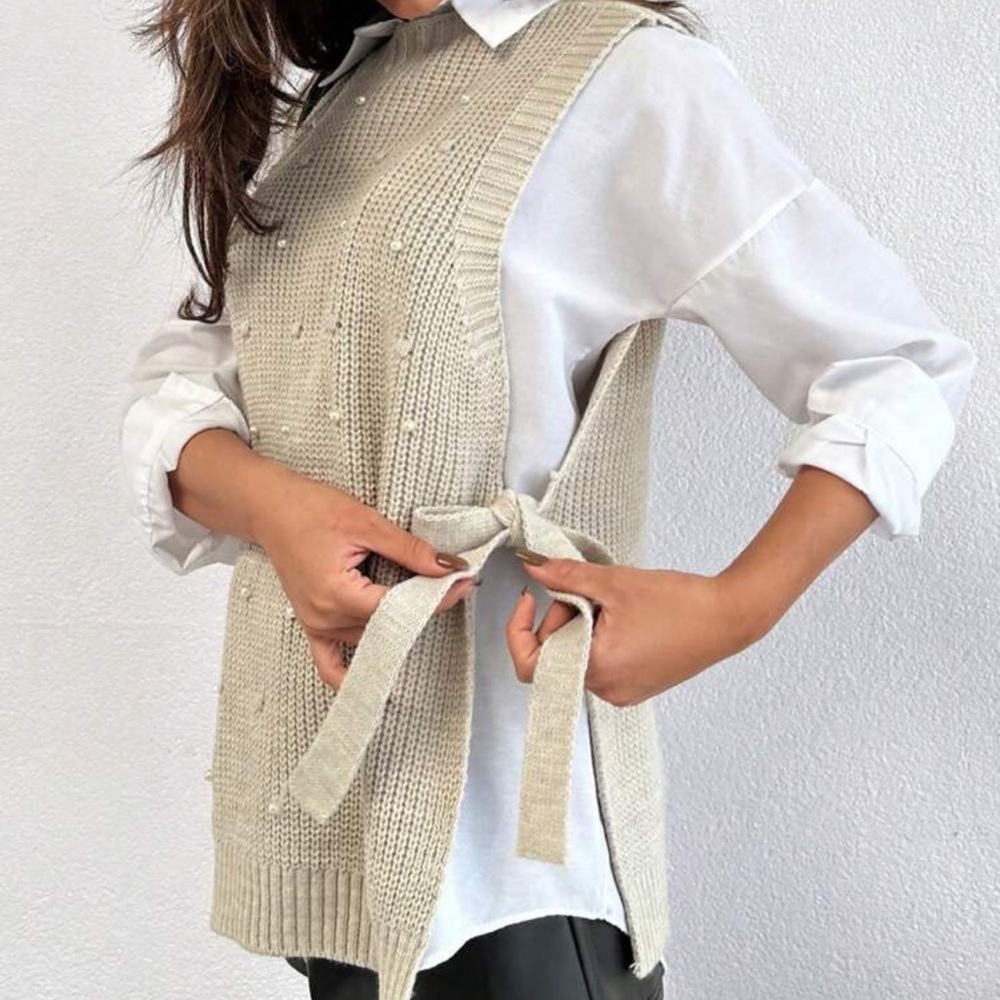 Round Neck Sleeveless Sweater With Pearls - Picture 2 of 4